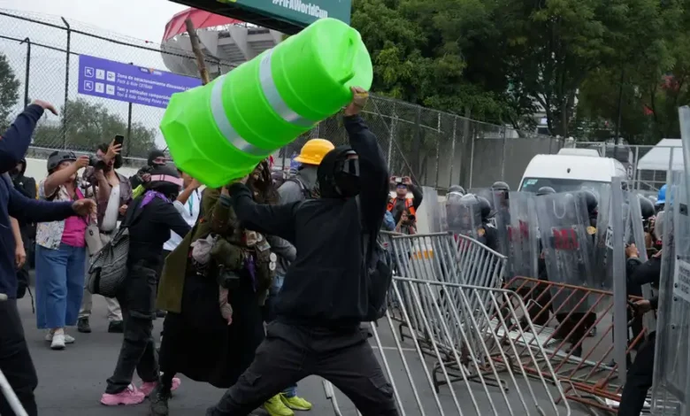Chocan manifestantes y policías afuera del estadio Azteca