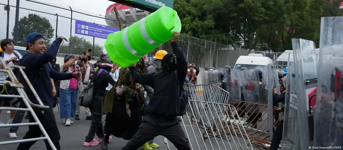 Chocan manifestantes y policías afuera del estadio Azteca