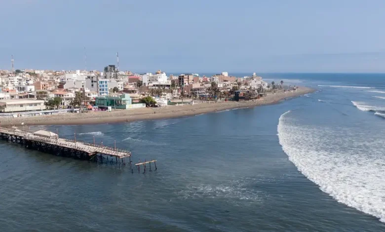 Fuerte oleaje en costas de Perú provoca cierre de 98 puertos