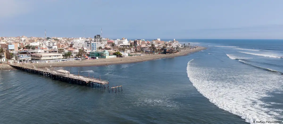 Fuerte oleaje en costas de Perú provoca cierre de 98 puertos