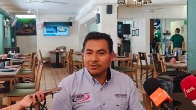 Agustín González Álvarez, delegado estatal de AMOTAC Guerrero, durante una conferencia de prensa donde anunció la movilización nacional de transportistas y alertó sobre posibles aumentos en el costo del agua.