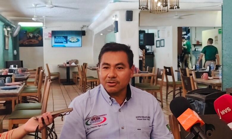 Agustín González Álvarez, delegado estatal de AMOTAC Guerrero, durante una conferencia de prensa donde anunció la movilización nacional de transportistas y alertó sobre posibles aumentos en el costo del agua.