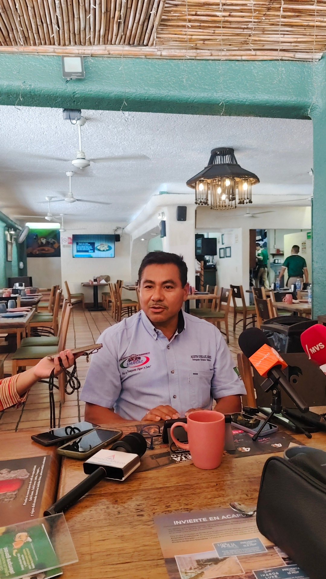Agustín González Álvarez, delegado estatal de AMOTAC Guerrero, durante una conferencia de prensa donde anunció la movilización nacional de transportistas y alertó sobre posibles aumentos en el costo del agua.