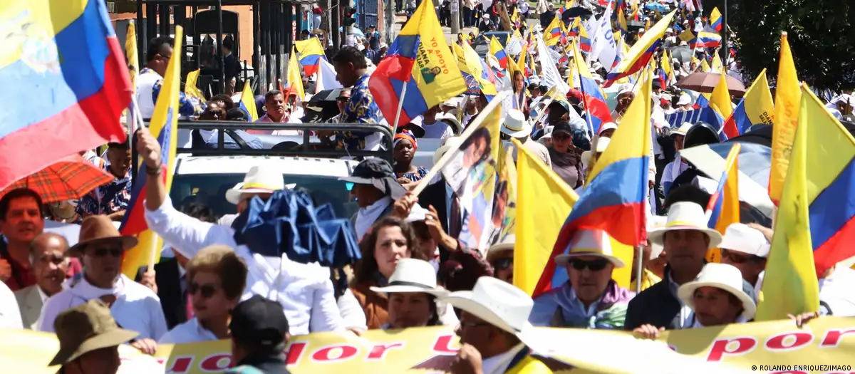 Maestros de Ecuador protestan contra acuerdo ministerial