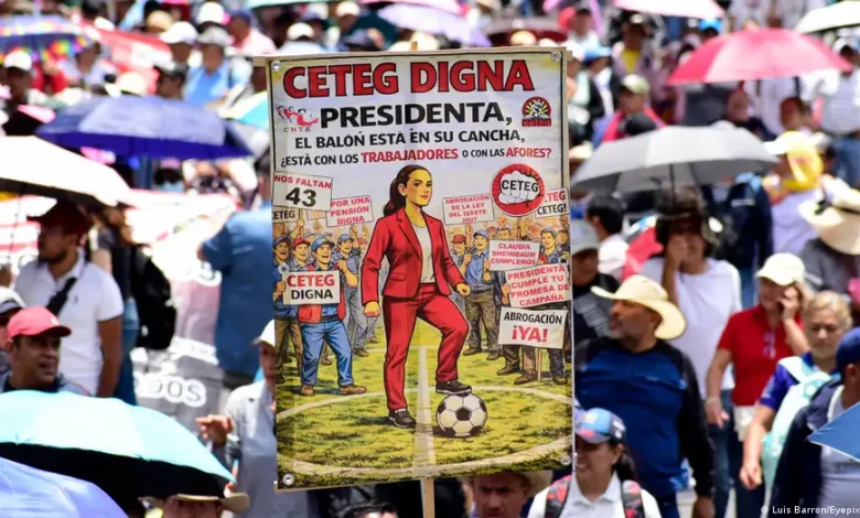 Maestros mexicanos acuerdan continuar huelga nacional