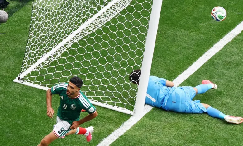 México vence 2-0 a Sudáfrica en primer partido del Mundial