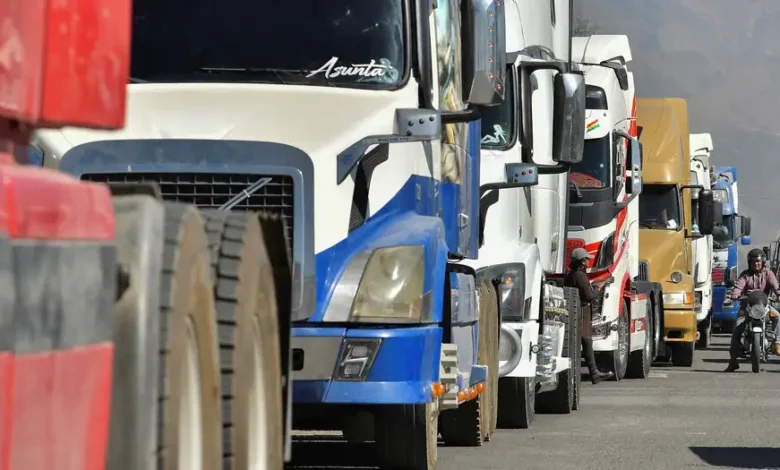 Miles de transportistas atrapados en los bloqueos de Bolivia