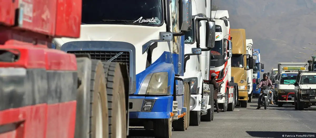Miles de transportistas atrapados en los bloqueos de Bolivia