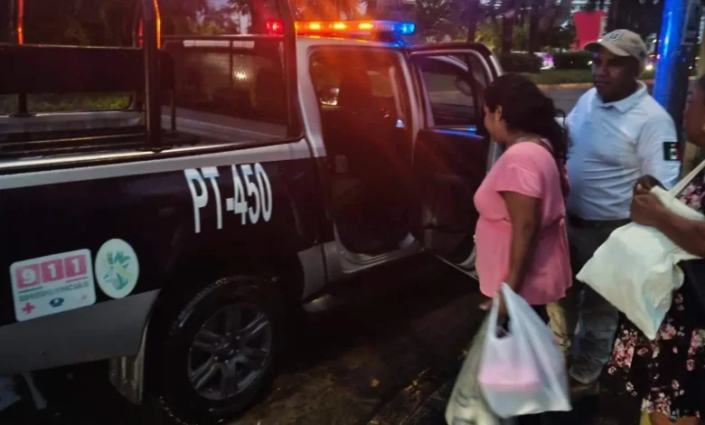 Patrullas de la SSP trasladan a ciudadanos varados por las lluvias