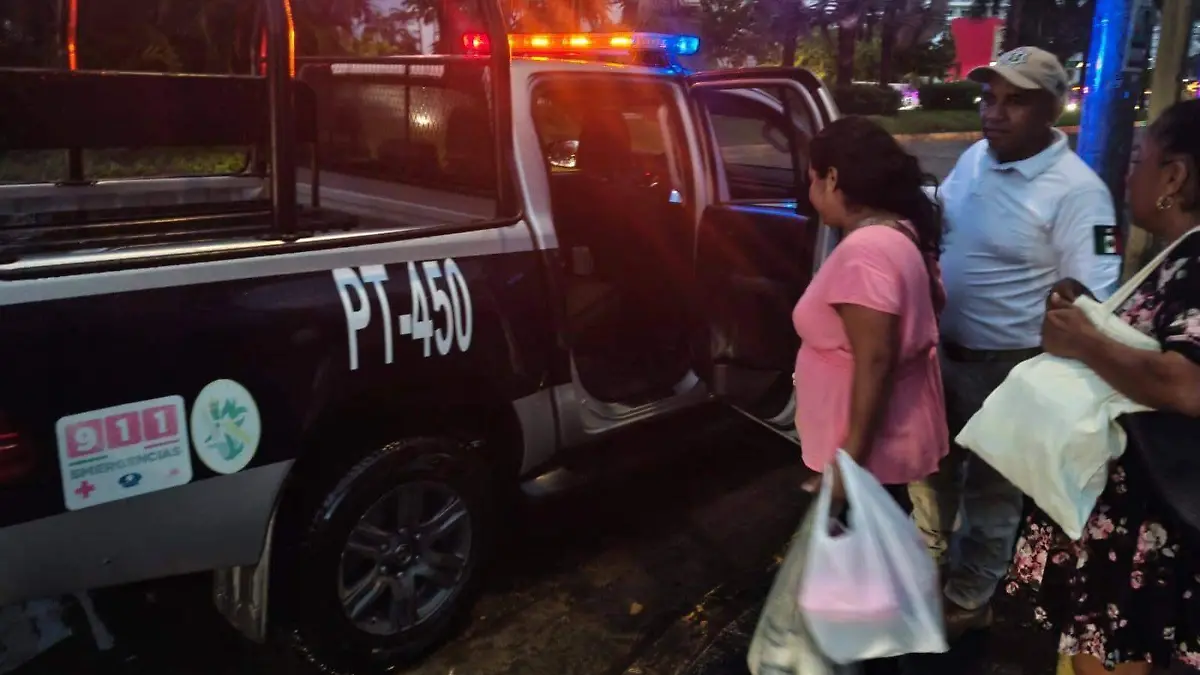 Patrullas de la SSP trasladan a ciudadanos varados por las lluvias