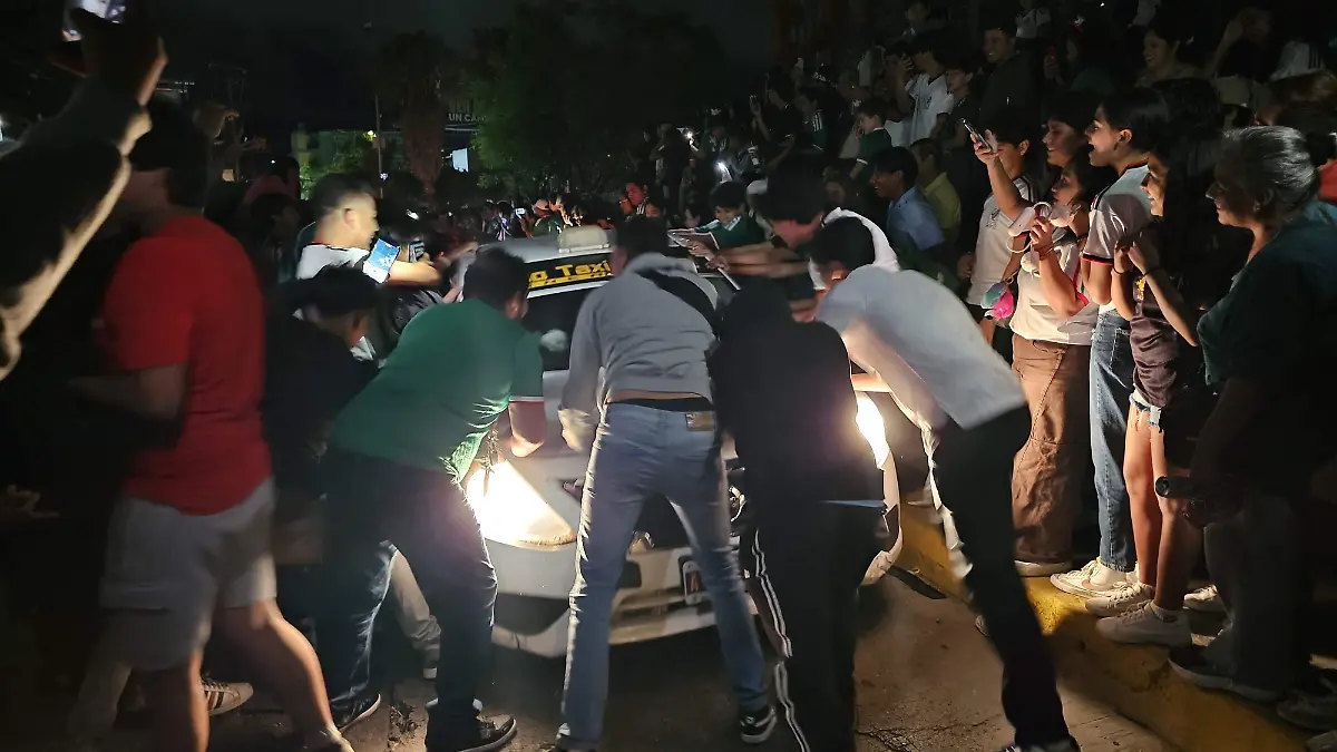 Policías lanzan gas lacrimógeno contra aficionados en Chilpo