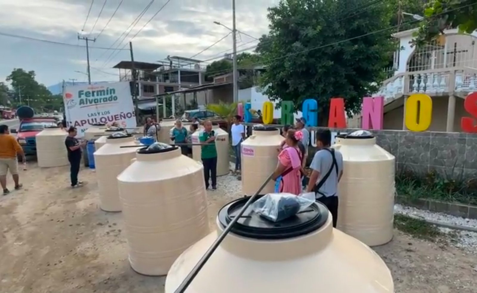 Fermín Alvarado Arroyo durante un encuentro ciudadano en Los Órganos de Juan R. Escudero, donde presentó propuestas para modernizar carreteras, mejorar el suministro de agua potable e impulsar el desarrollo de la zona rural de Acapulco.