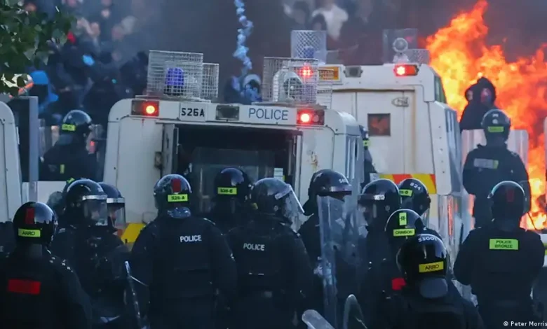 Segunda noche de violencia racista en Belfast tras ataque