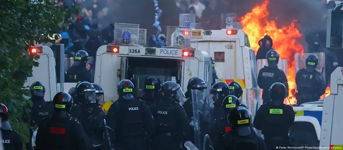 Segunda noche de violencia racista en Belfast tras ataque