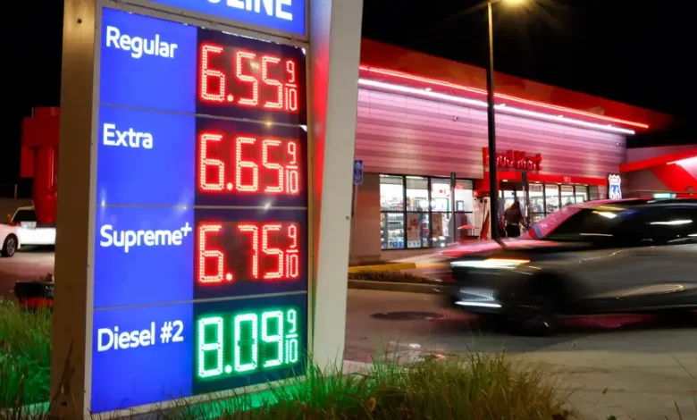 Trump exige bajar precio de gasolina en Estados Unidos