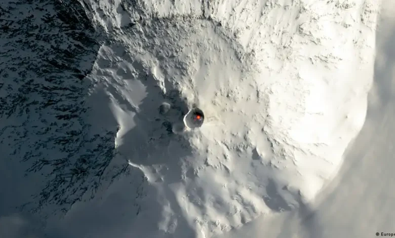 El volcán de la Antártida que expulsa oro al aire