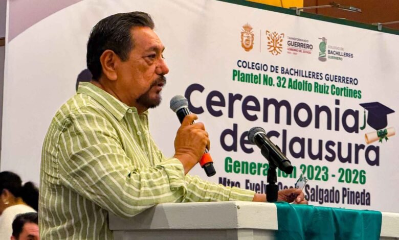 Félix Salgado Macedonio acompaña graduación del Cobach 32