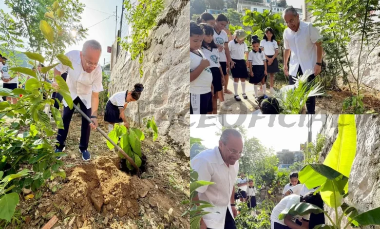 Fermín Alvarado siembra árboles en jardín de Acapulco