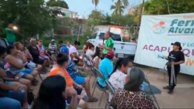 Fermín Alvarado Arroyo durante reunión vecinal en Brisas del Mar, Acapulco