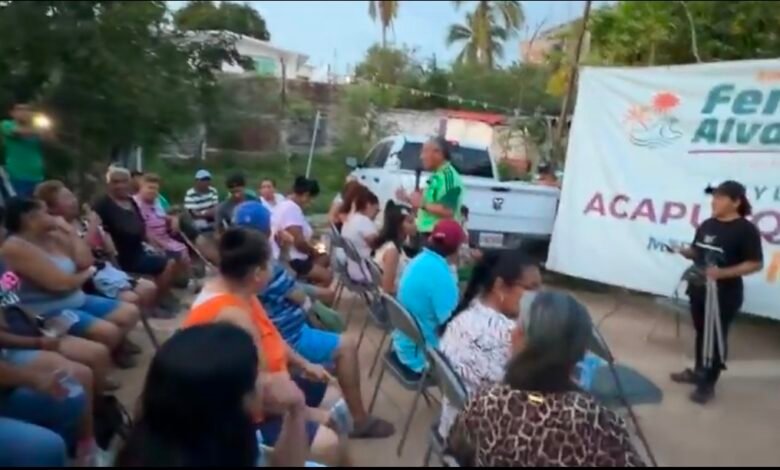 Fermín Alvarado Arroyo durante reunión vecinal en Brisas del Mar, Acapulco
