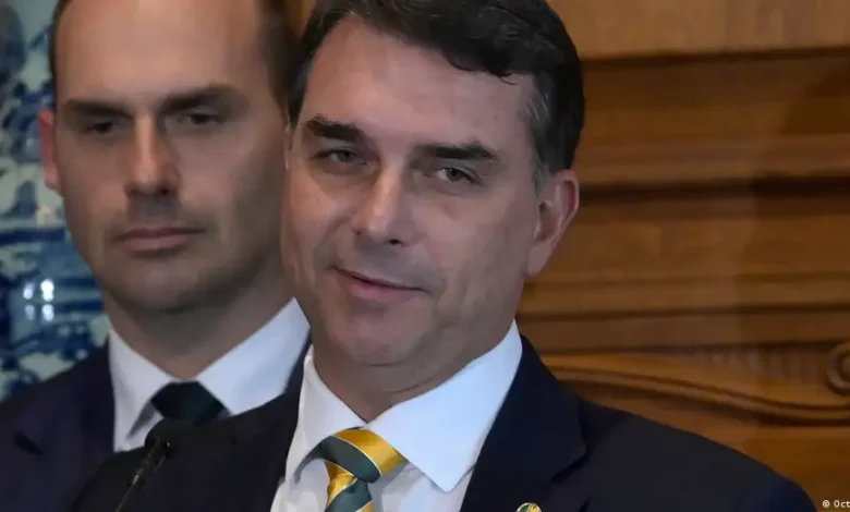 Flávio Bolsonaro evita sanción por video con IA