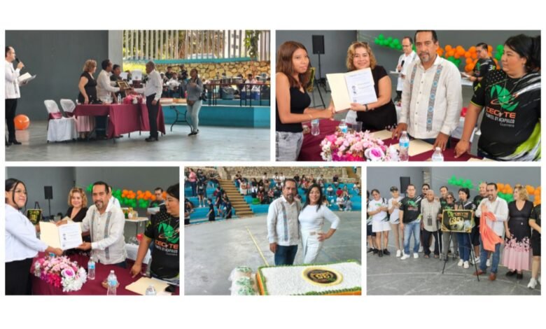 Audel Urbina Serrano y Paola Moreno Sandoval durante la develación de placa del 35 aniversario del CECYTEC Acapulco